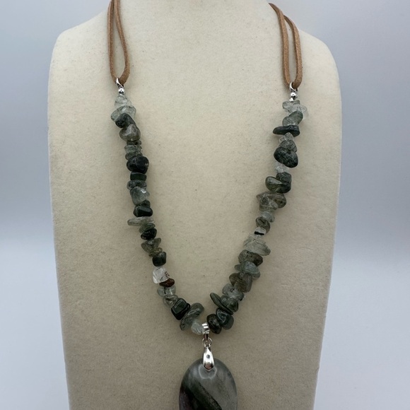 Garden Quartz Oval Pendant with Garden Quartz Chips Beads Faux Leather Necklace - Picture 3 of 16